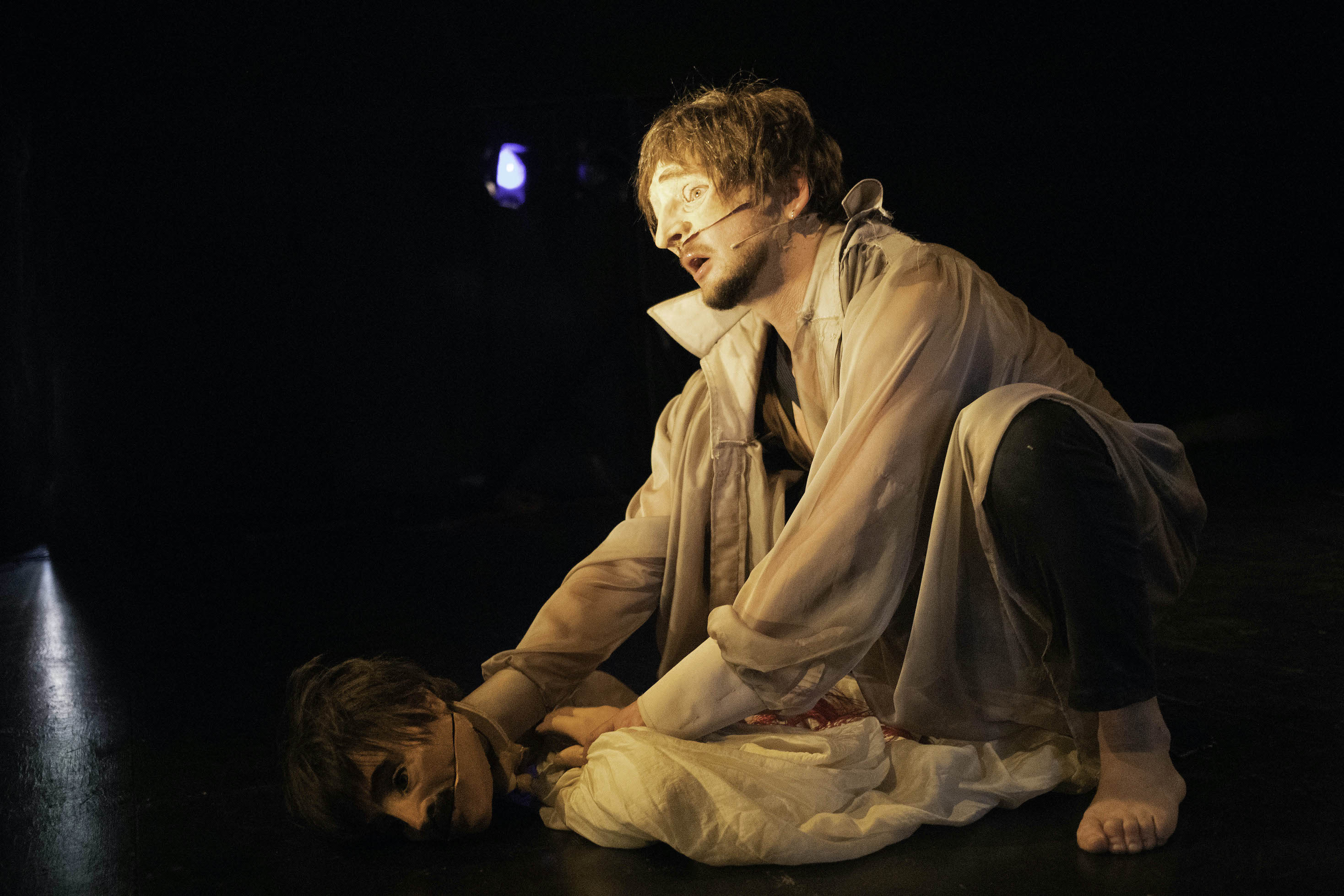 Estreia nacional da peça Frankenstein, da companhia chilena Viajeinmóvil, na Tenda Ave Lola