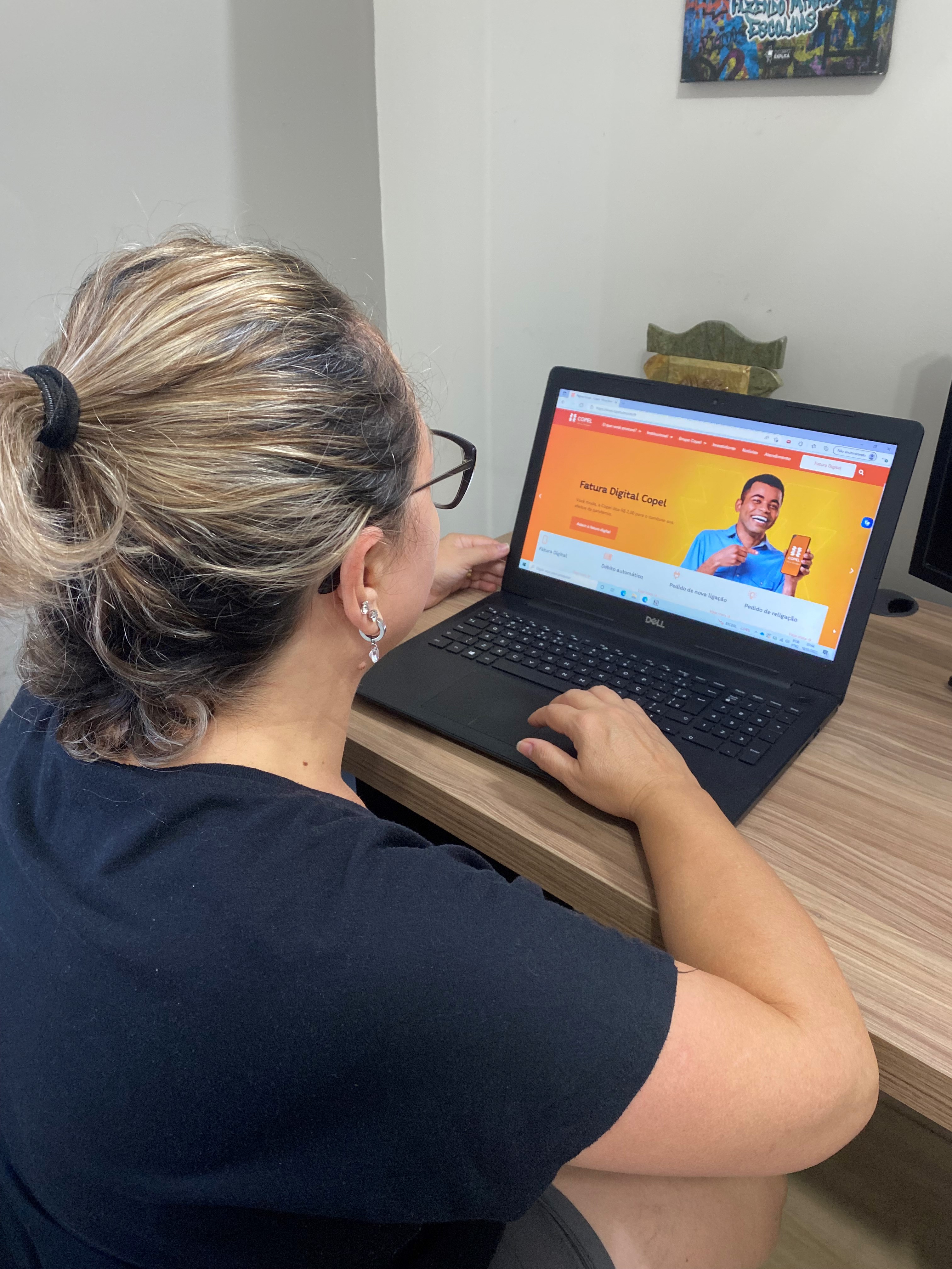 Jobelia Colenetz solicita todos os serviços que necessita pelo site da Copel.