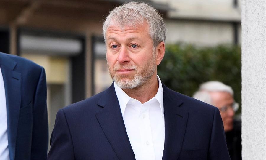 O magnata russo do petróleo e proprietário do Chelsea FC, Roman Abramovich, dia 2 de maio de 2018, ao chegar no tribunal de Sarine, em Friburgo (Suíça)