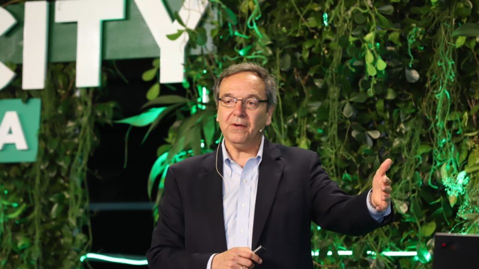 Gil Peñalosa defende que as cidades devem contar com pequenas comunidades autossuficientes, com todos os serviços básicos podendo ser resolvidos a pé.