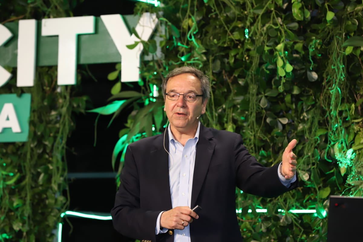 Gil Peñalosa defende que as cidades devem contar com pequenas comunidades autossuficientes, com todos os serviços básicos podendo ser resolvidos a pé.