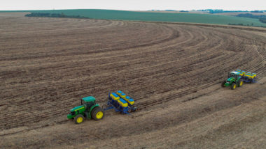 Abundante no PR, esterco tem potencial para amenizar crise dos fertilizantes Maquinário agrícola não é adaptado para uso de alternativas aos fertilizantes industrializados, como o esterco animal