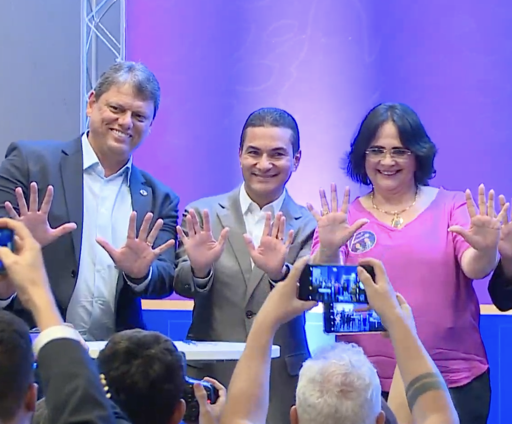 Ministro Tarcísio (à esq.), presidente do Republicanos, Marcos Pereira (centro), ministra Damares (à dir.)