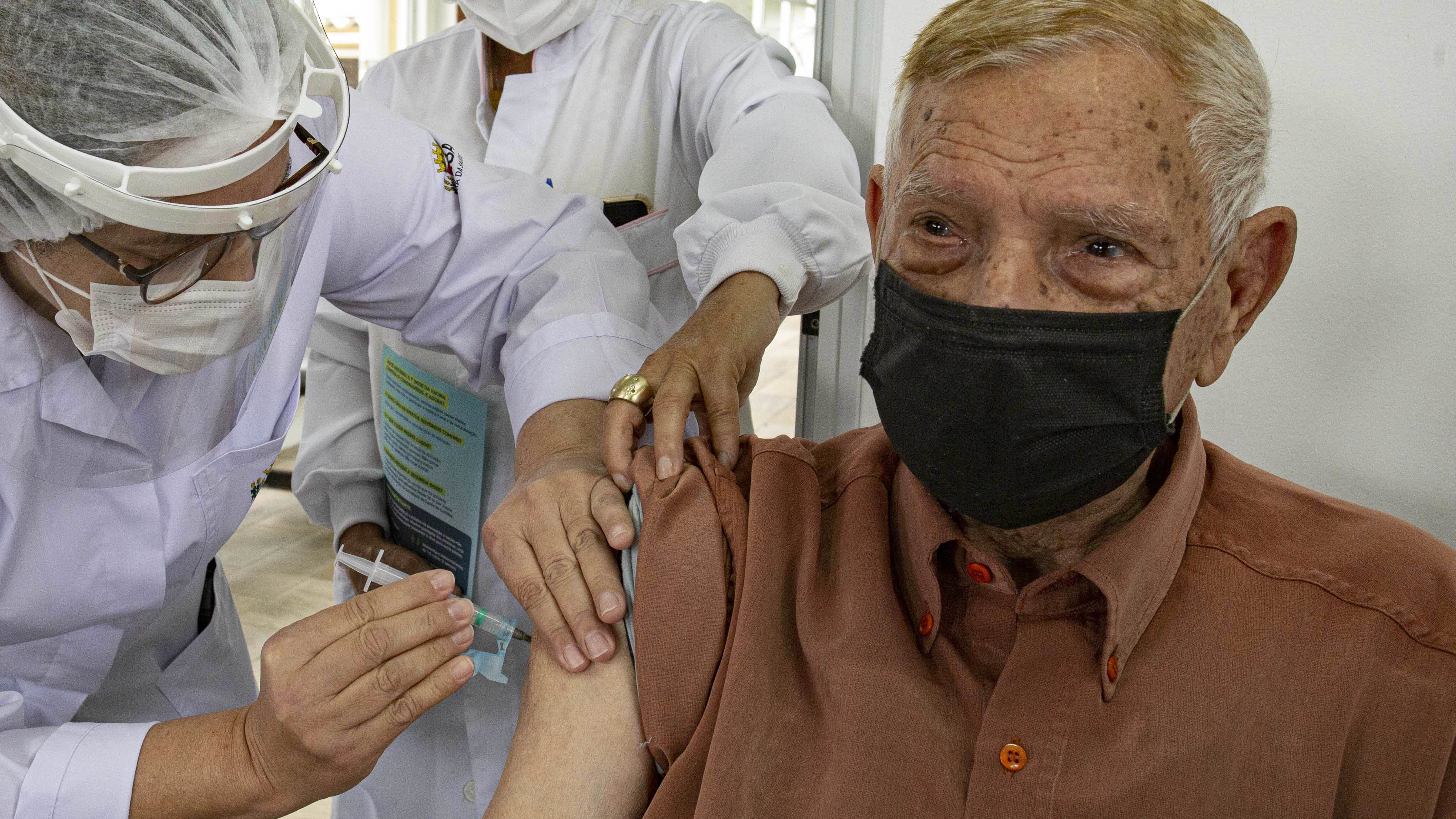 Idosos de 80 anos ou mais receberão simultaneamente a vacina da gripe e a quarta dose anticovid
