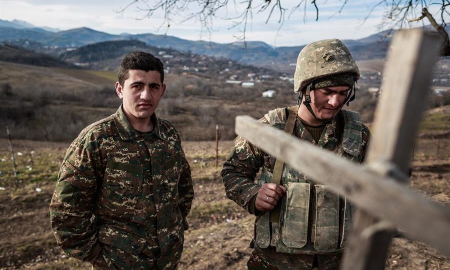 Conversas de paz entre Rússia e Ucrânia sob a sombra de uma nova guerra Hamlet (à direita) e seu colega soldado estão ao lado de uma trincheira perto de Martuni, cidade oriental de Nagorno-Karabakh, 16 de janeiro de 2021.