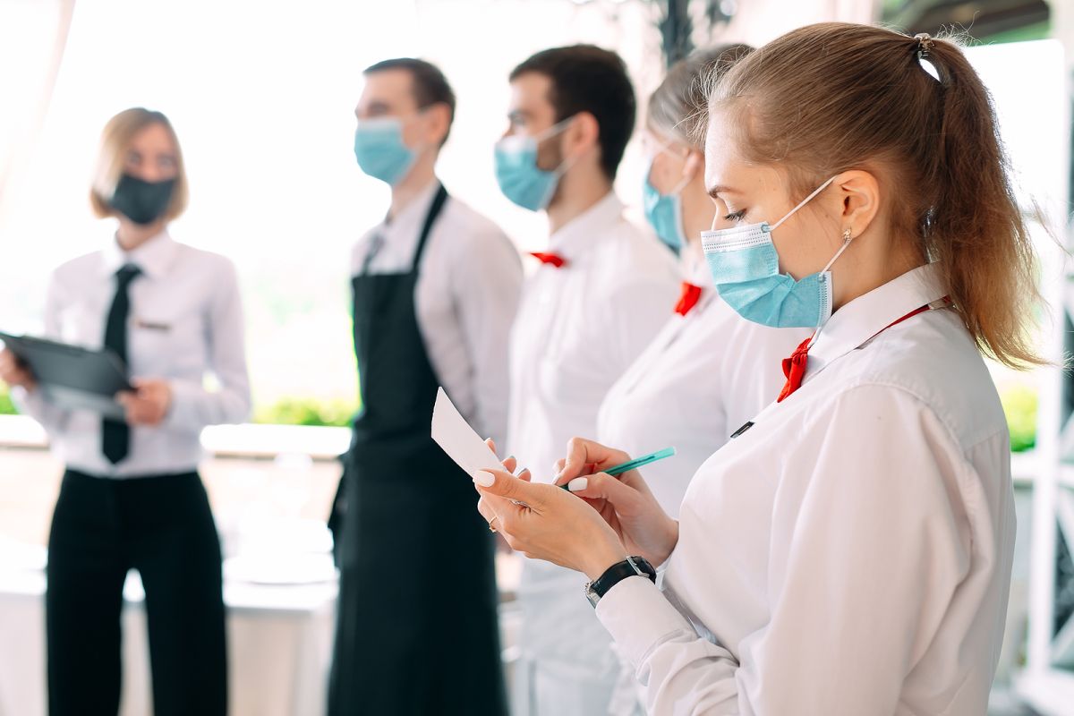 Especialistas e entidades afirmam que legislação nacional ainda impede que trabalhadores de restaurantes deixem de usar máscaras.