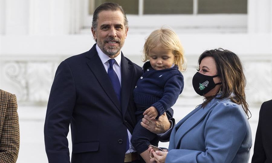 Computador de Hunter Biden desnuda profunda corrupção institucional da elite americana Hunter Biden segura seu filho Beau durante o Natal oficial da Casa Branca em Washington, DC, EUA, 22 de novembro de 2021.