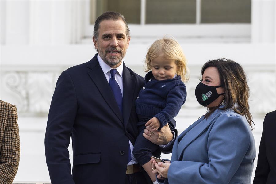 Hunter Biden segura seu filho Beau durante o Natal oficial da Casa Branca em Washington, DC, EUA, 22 de novembro de 2021.
