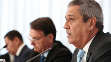 Cotado para ser vice de Bolsonaro, Braga Netto deixa o Ministério da Defesa O ministro da Defesa, Braga Netto (em primeiro plano), com Bolsonaro logo adiante.