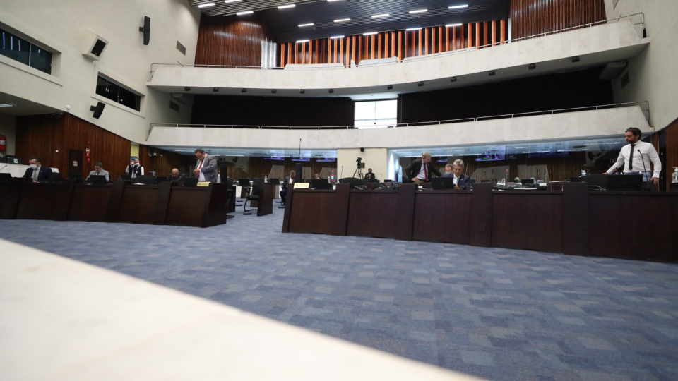 Proibição do passaporte sanitário segue para sanção do governador Ratinho Junior Oposição diz que vai à Justiça contra o projeto, gerando discussão em plenário.