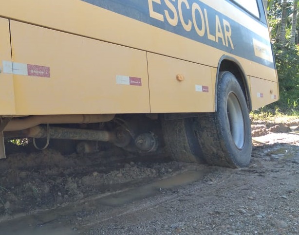 DER busca substituta para viação que operava há décadas na PR-405, uma esburacada estrada de terra do Litoral Em um único dia, quatro ônibus escolares quebraram na PR-405