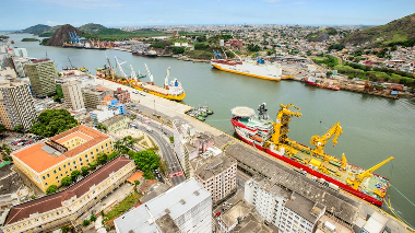 A boa notícia no setor portuário Porto de Vitória (ES): contrato de concessão prevê dobrar movimentação de cargas, de 7 milhões para 14 milhões de toneladas.