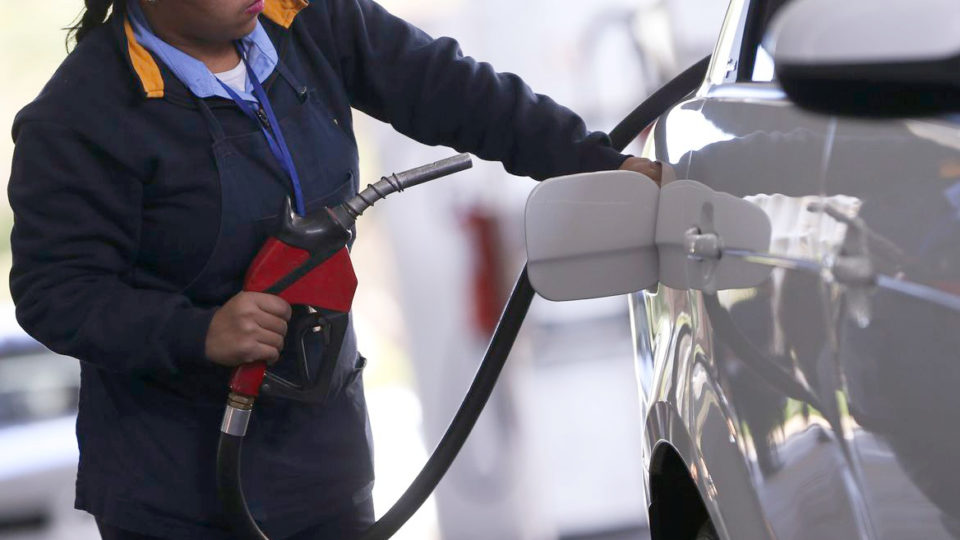Apesar do aumento, defasagem no preço do diesel chega a 11%, dizem importadores preços gasolina diesel