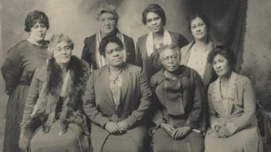 A infantilização da mulher negra Educadoras pioneiras negras norte-americanas. Na fileira da frente, da esquerda para a direita: Margaret Murray Washington, Mary McLeod Bethune, Lucy Craft Laney e Mary Jackson McCrorey. Na fileira de trás, da esquerda para a direita: Janie Porter Barrett, M.L. Crosthwaite, Charlotte Hawkins Brown e Eugenia Burns Hope.