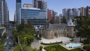 3 prédios de Curitiba que unem o novo e o antigo, o privado e o público Castelo do Batel à frente e DOC Batel ao fundo