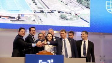 Porto de Paranaguá: com outorga de R$ 30 milhões, FTS vence leilão de terminal O governador do Paraná, Carlos Massa Ratinho Junior (PSD), o diretor-presidente da Portos do Paraná, Luiz Fernando Garcia, e o ministro da Infraestrutura, Tarcísio Gomes de Freitas, entre outras autoridades, ao final do leilão do PAR32