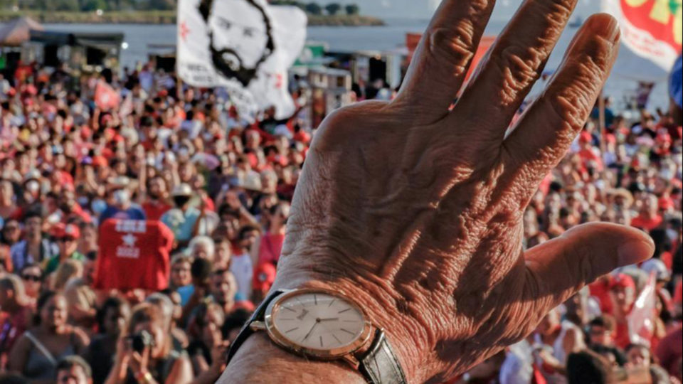 Lula, Zé Dirceu, o relógio de 80 mil reais e a ex-BBB de presente no aniversário Foto divulgada no perfil de Gleisi Hoffmann no Facebook mostra Lula com o relógio Piaget