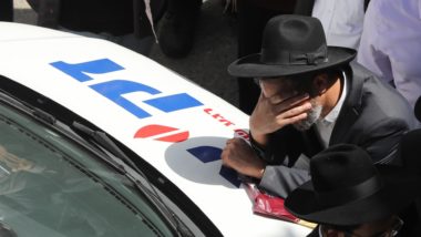 Após pior onda de atentados desde 2006, Israel teme escalada da violência em abril Judeu ultra-ortodoxo chora após ataque que matou cinco pessoas em Bene Beraq