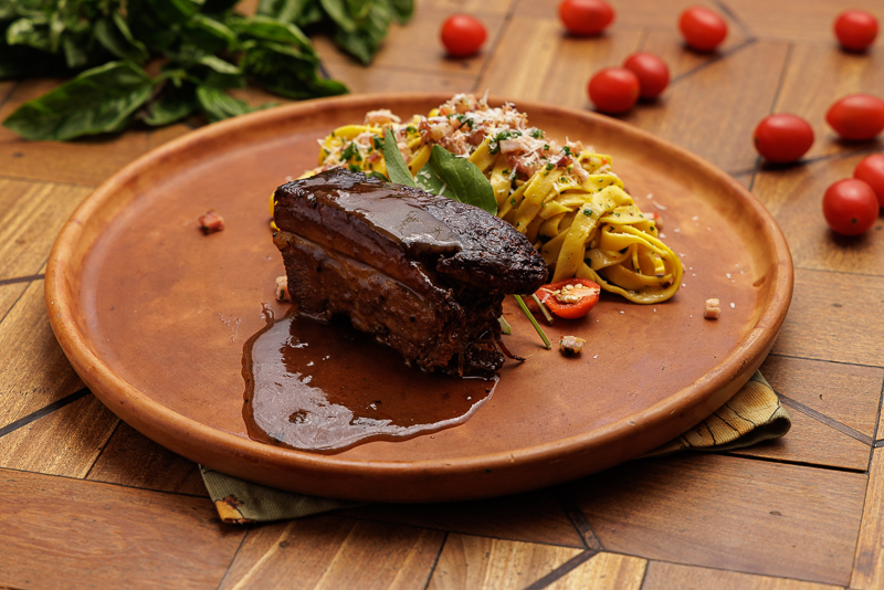 Costela assada com tagliatelle artesanal, bacon, cebola, pimenta calabresa e alho, do Limoeiro Casa de Comidas. Aproveite o último fim de semana do Festival Bom Gourmet