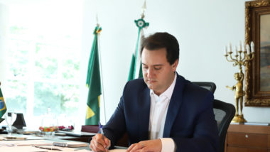 Ratinho Jr. sanciona lei que proíbe exigir passaporte da vacina no Paraná Ratinho Jr. sanciona lei que proíbe exigir passaporte da vacina no Paraná