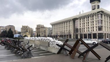 Kiev mantém barricadas nas ruas, nesta quinta-feira: moradores desconfiam de promessa russa de reduzir ataques à capital