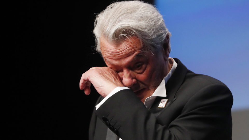 Que suicídio seja confundido com eutanásia é sinal dos tempos suicídio alain delon