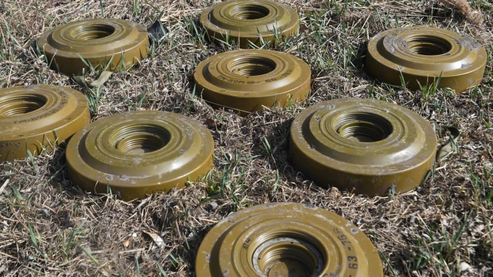 Minas terrestres antitanque encontradas na estrada para Chernigov, no norte da Ucrânia