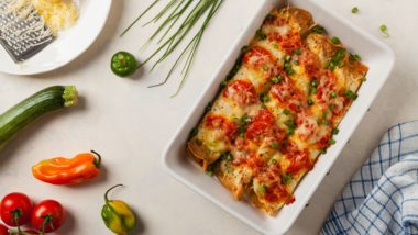 Panqueca de liquidificador com frango e molho de tomate fresco. Aprenda! panqueca de liquidificador