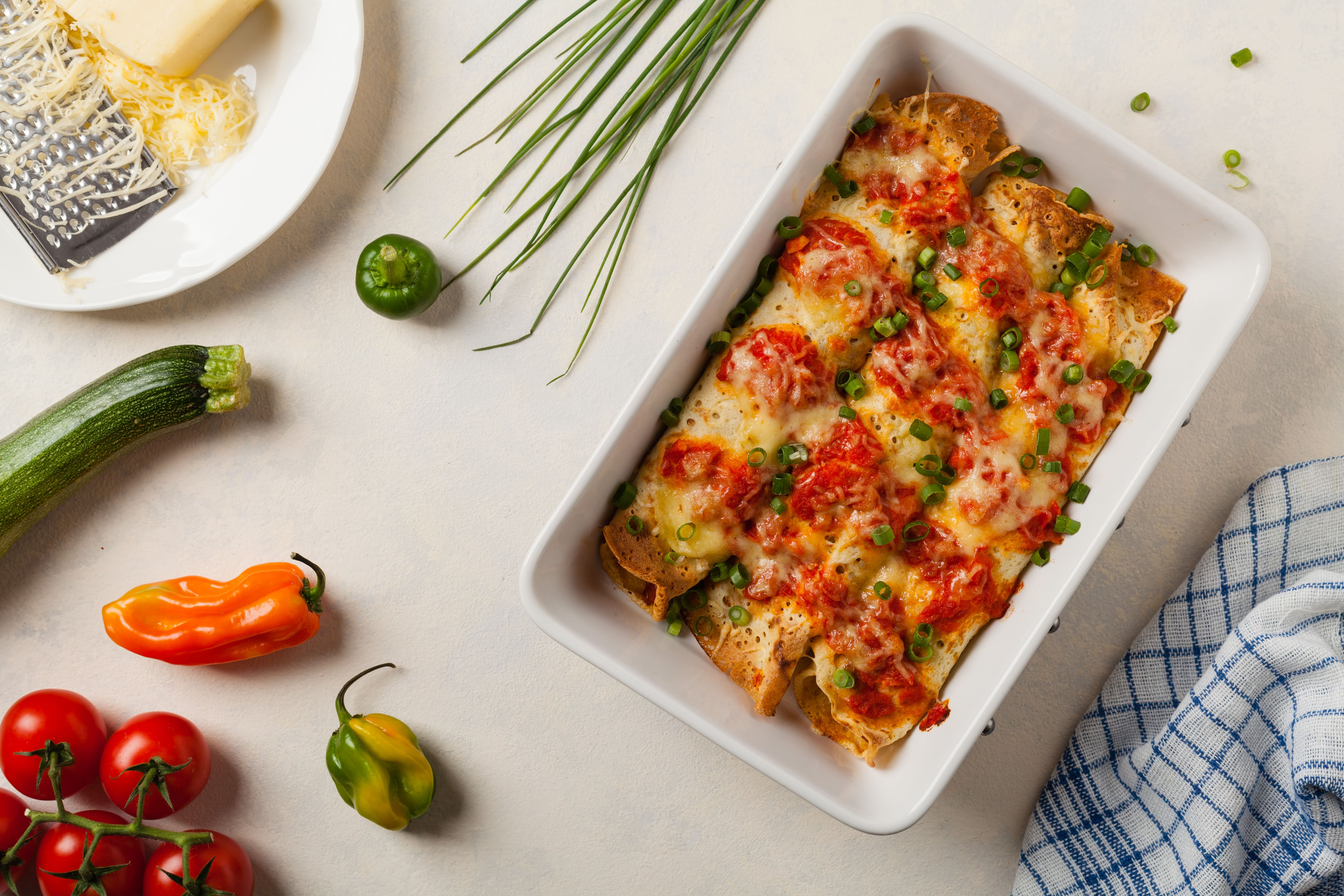 Panqueca de liquidificador com molho de tomate.