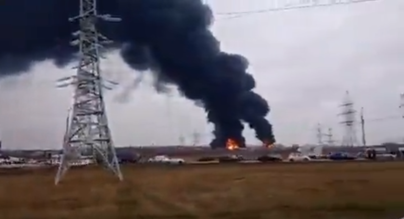 Depósito de combustível em chamas em Belgorod, na Rússia