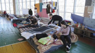 Ucrânia diz ter retirado 2.700 civis da região de Lugansk Refugiados ucranianos em Lviv, na última semana