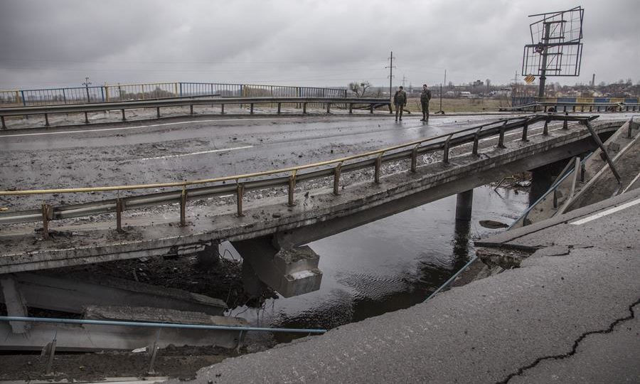 Ponte destruída na cidade de Bucha, perto de Kiev, neste domingo