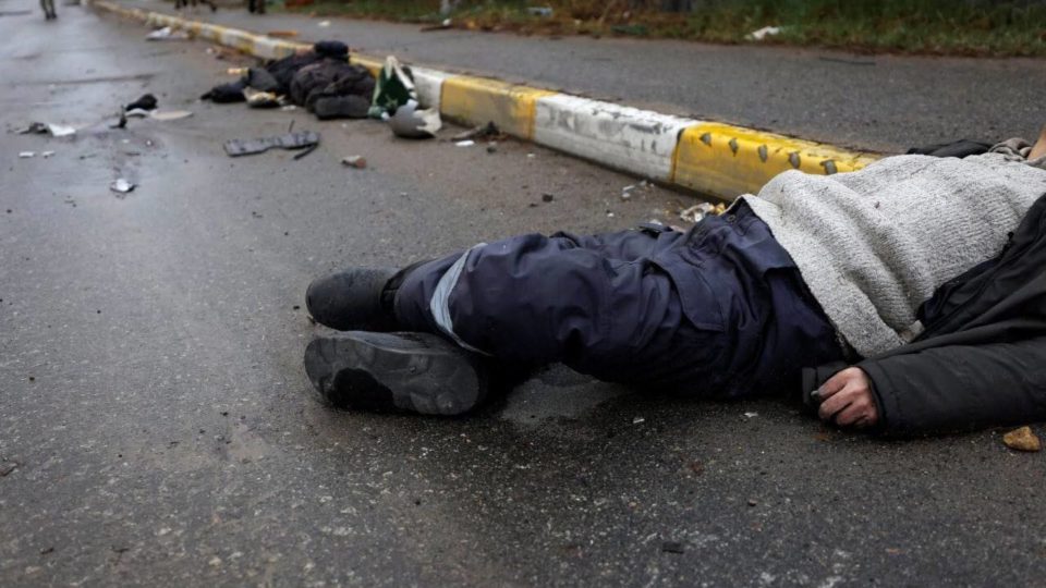 Ucrânia diz que corpos das vítimas estão com roupas de civis e muitos foram encontrados com as mãos amarradas, tendo sido, aparentemente, executadas com tiros na cabeça