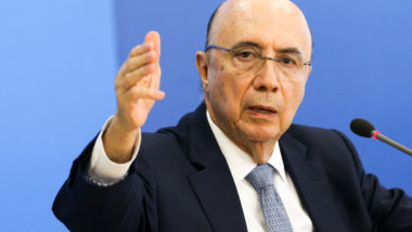 Meirelles diz que reeleição de Bolsonaro seria um desastre: “país iria sofrer” O ex-ministro Henrique Meirelles se filiou no sábado (2) ao União Brasil. Antes, ele estava filiado ao PSD. No dia anterior, a sexta-feira (1), o ex-ministro anunciou que estava deixando o cargo de secretário da Fazenda do governo de São Paulo. Ele havia sido escolhido para a função pelo ex-governador João Doria (PSDB), que também renunciou ao posto para poder disputar as eleições deste ano. Meirelles divulgou recentemente que mudou seu domicílio eleitoral para o estado de São Paulo. Até a modificação, seu domicílio era seu estado natal, Goiás, pelo qual pretendia concorrer ao Senado neste ano.
