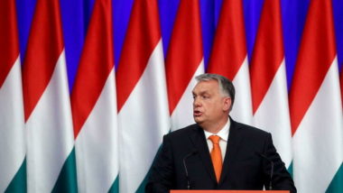 Rejeição à agenda progressista explica popularidade de Orbán Hungarian Prime Minister Viktor Orban delivers his annual state of the nation speech in Budapest, Hungary, February 12, 2022. Slogan reads “Let’s go forwards, not backwards!”. REUTERS/Bernadett Szabo