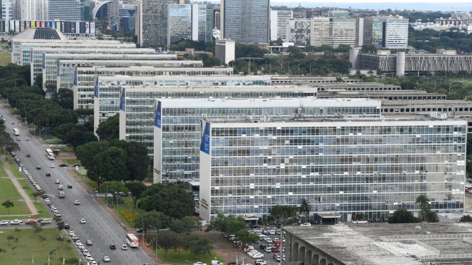 Não confunda interesse público com interesse estatal A Esplanada dos Ministérios, em Brasília: servidores federais pedem aumento de 19,99%.