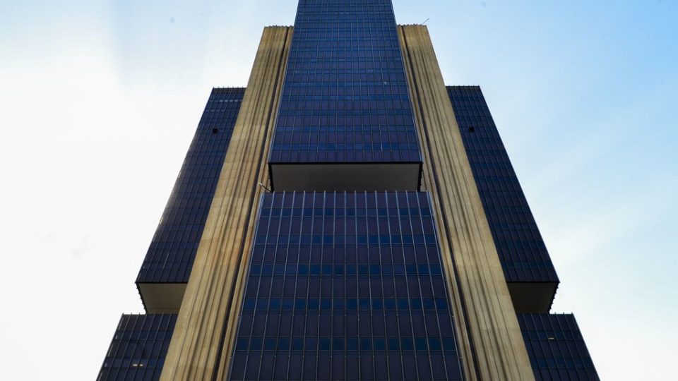 Banco Central prevê que inflação chegue a 7,3% neste ano O Banco Central estima que a inflação ao final de 2022 chegue a 7,3% no Brasil alcance 3,4% no próximo ano, prevendo ainda um novo aumento na Taxa Selic.