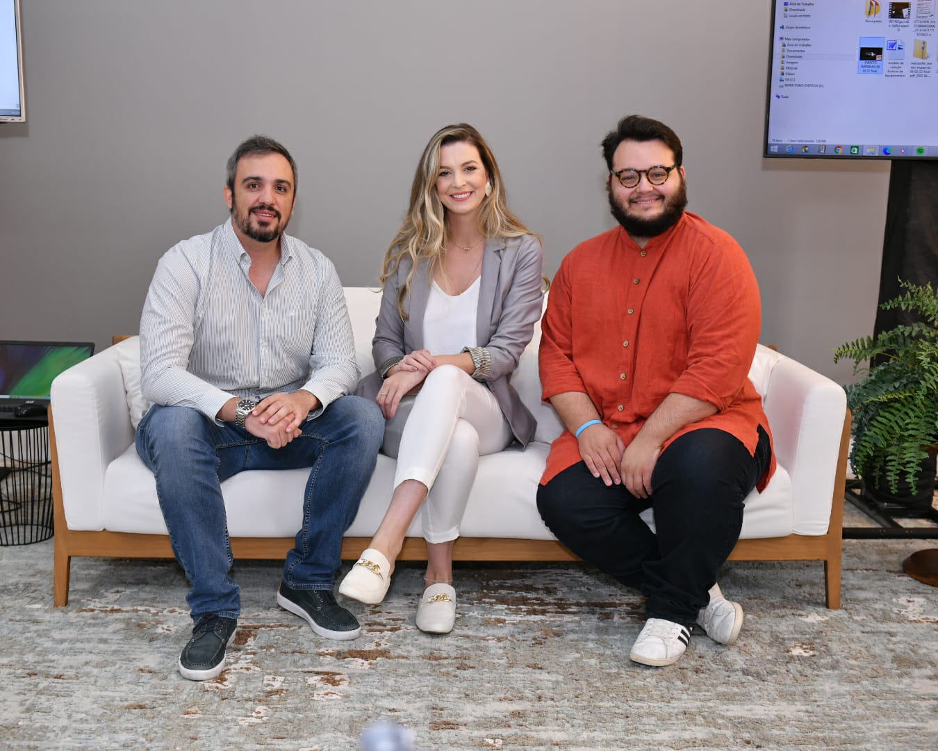 Thiago Helm, da Impermix, com Patrícia Zanivan, do Grupo Dexco, e Luan Galani, da HAUS Thiago Helm, da Impermix, com Patrícia Zanivan, do Grupo Dexco, e Luan Galani, da HAUS