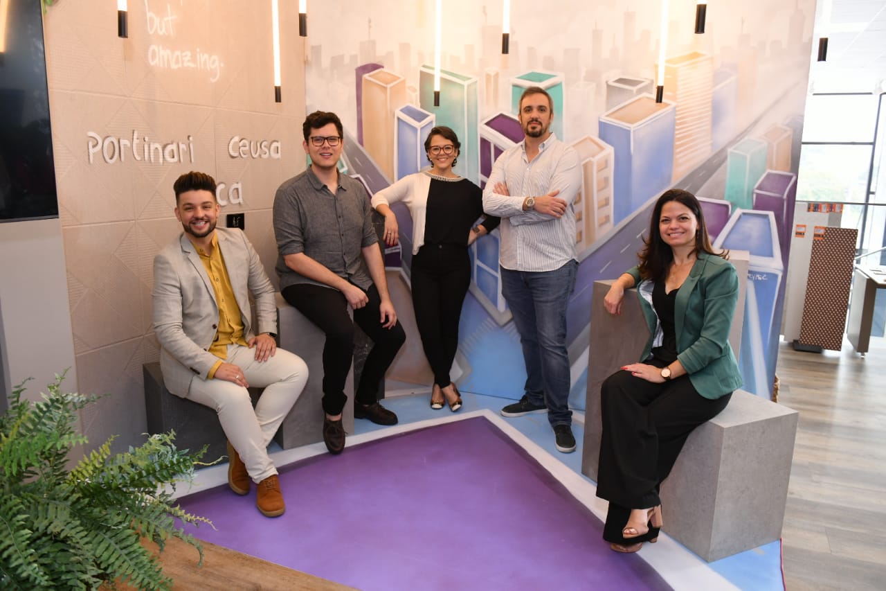 Rennan Guilherme, Simone Ferreira, Thiago Helm e Cibele Medeiros, da Impermix, com André Henning (de óculos) Rennan Guilherme, Simone Ferreira, Thiago Helm e Cibele Medeiros, da Impermix, com André Henning (de óculos)