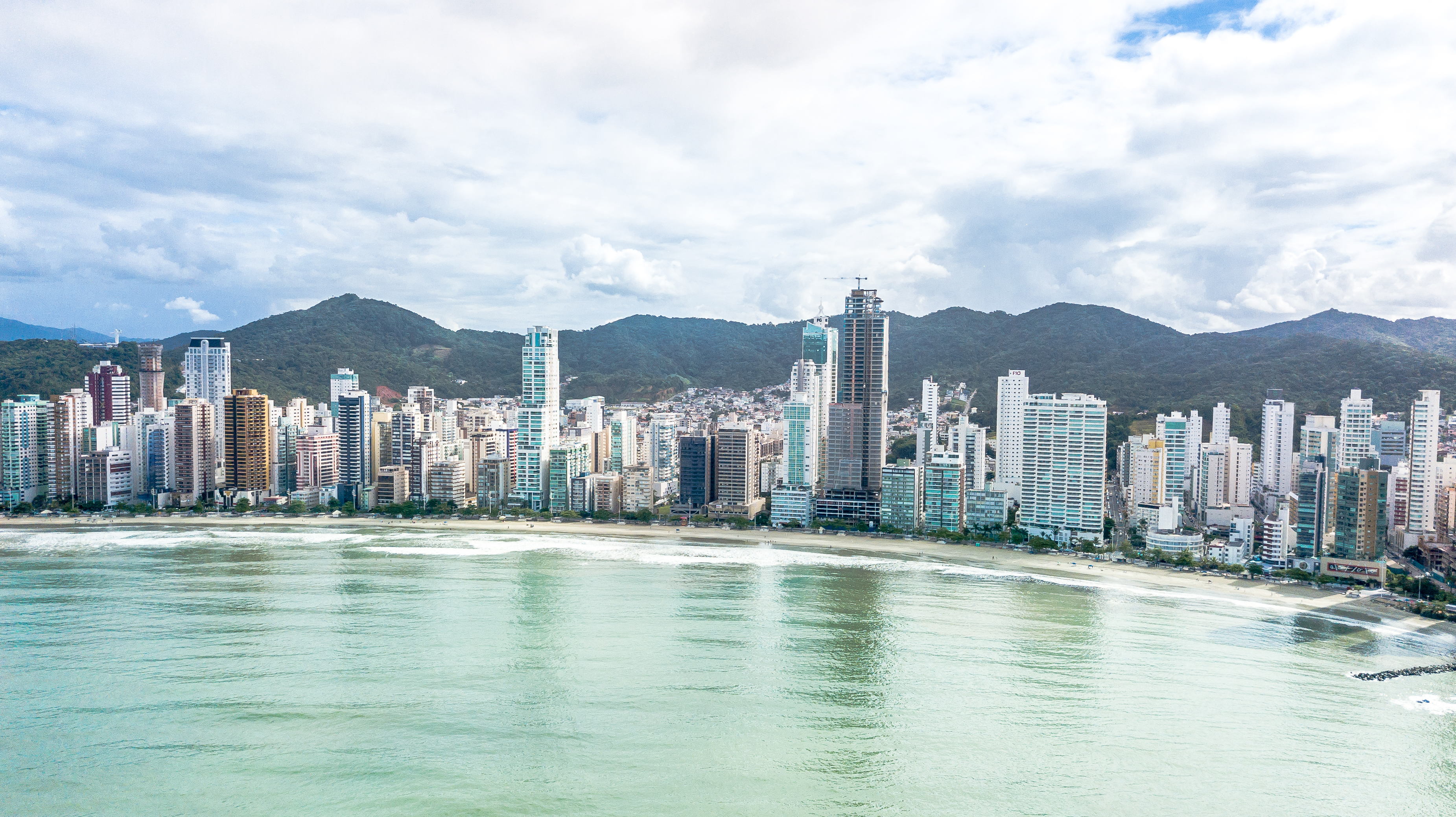 Entre as cidades brasileiras, Balneário Camboriú é a que tem o metro quadrado mais caro, com média acima dos R$ 20 mil. Entre as cidades brasileiras, Balneário Camboriú é a que tem o metro quadrado mais caro, com média acima dos R$ 20 mil.