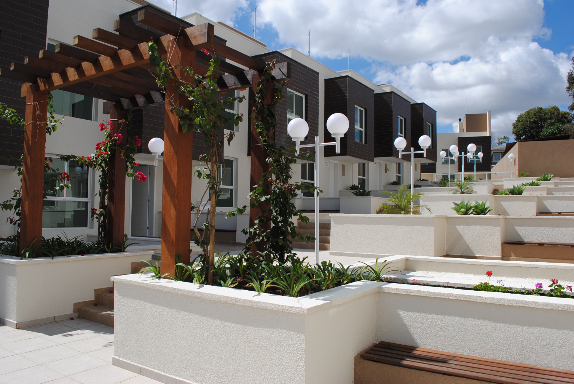 Gardens and streets separate the residential suites without passing vehicles, as in the residential villa D'Oro located in Vista Alegre. Gardens and streets separate the residential suites without passing vehicles, as in the residential villa D'Oro located in Vista Alegre.