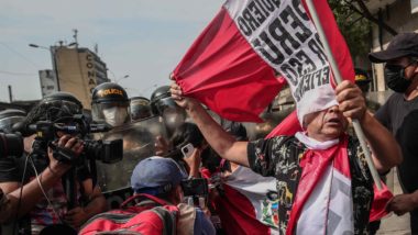 Após protestos, governo do Peru volta atrás e suspende toque de recolher Durante protestos contra medida do presidente Pedro Castillo, houve enfrentamentos entre policiais e manifestantes