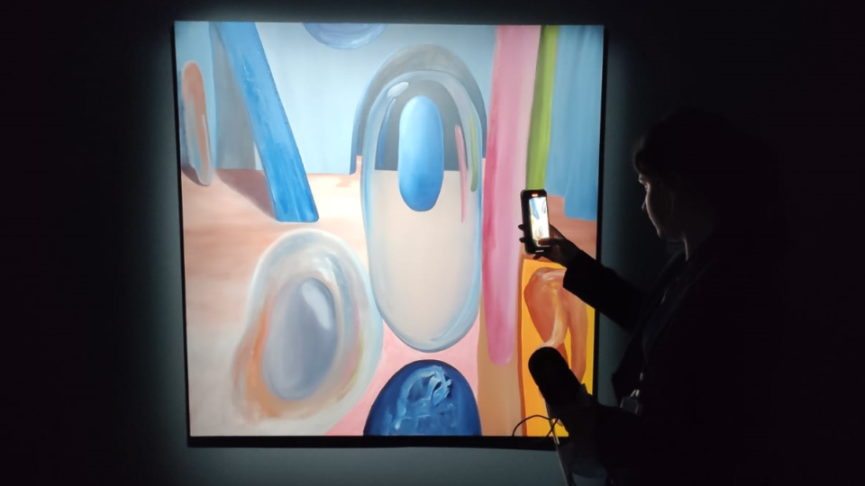 Arquitetura ancestral e ficcional marca primeira exposição solo de André Mendes no MON Exposição Lados Lados do artista paranaense André Mendes é a primeira da história do Museu Oscar Niemeyer (MON) a mostrar simultaneamente uma obra puramente digital
