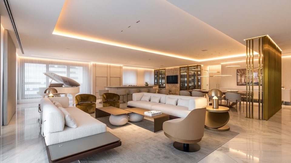 San Remo inaugura novo apartamento decorado no Queen Victoria, um dos edifícios mais luxuosos de Curitiba Queen Victoria, da San Remo, no Ecoville, inaugura novo decorado assinado por Jayme Bernardo.