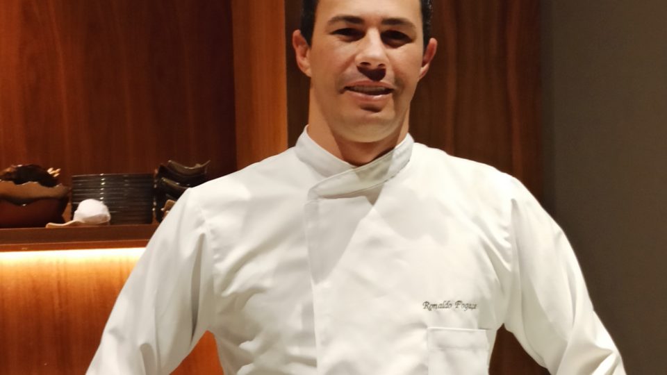 O auxiliar de pedreiro que veio da roça, foi pra cozinha e é sushiman elogiado pedreiro sushiman