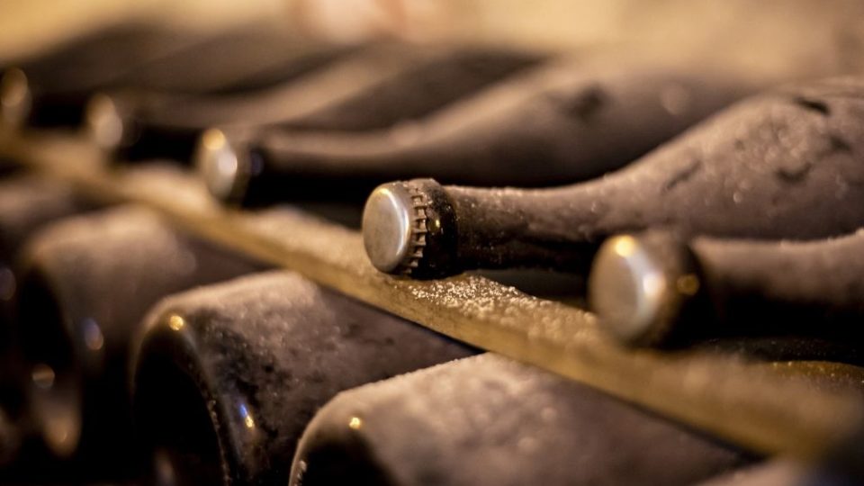 Método pét-nat resgata raízes e a forma artesanal de produzir espumantes De estética rústica, as garrafas de espumantes pét-nat recebem tampa de metal.