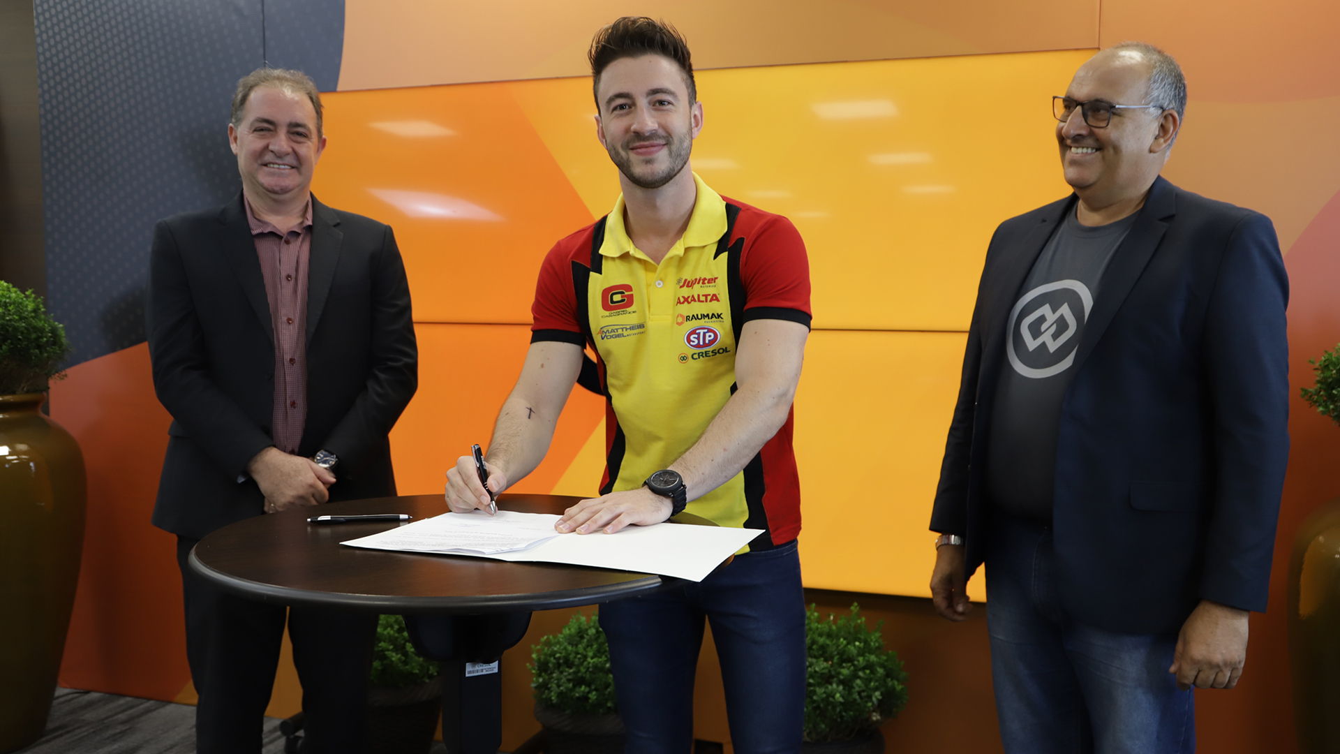 Gabriel Casagrande durante renovação de patrocínio com diretores da Cresol