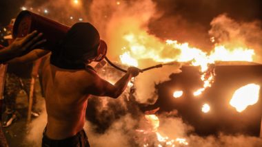 Peru registra mortes em confrontos durante protestos contra Castillo Manifestante tenta apagar fogo durante protesto em frente à Corte Suprema do Peru, em Lima, na noite de terça-feira
