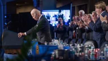 Biden mantém atos com multidões enquanto infecções aumentam em seu entorno Joe Biden com líderes locais de comércio de construção dos EUA na Conferência Legislativa dos Sindicatos de Construção da América do Norte, nesta quarta-feira: "A Covid-19 não acabou, mas não controla mais nossas vidas"