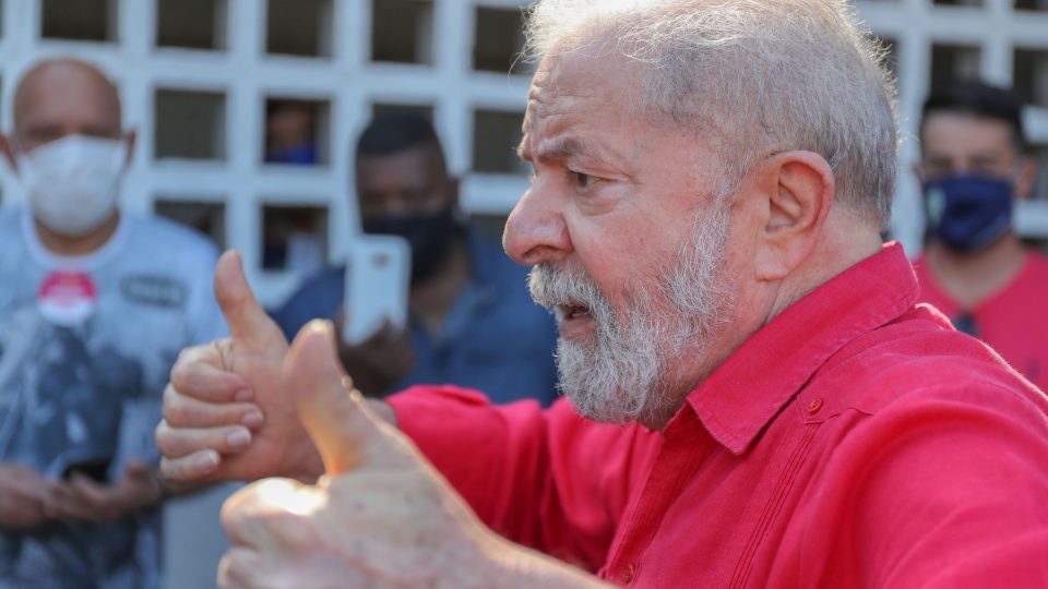 Por que Lula fala o que quer sem sofrer nenhuma consequência Ex presidente Lula considera normal que manifestantes perturbem o sossego de parlamentares em suas próprias casas